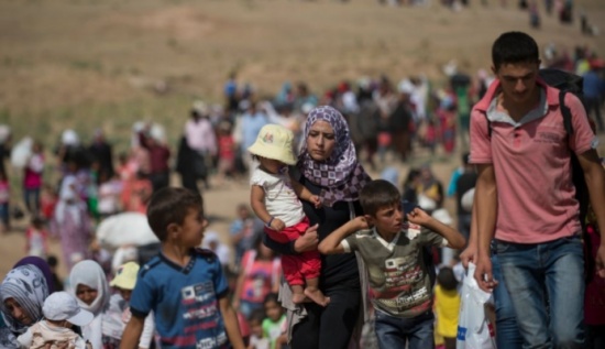 نزوح واسع من الطبقة السورية جراء القصف والمعارك نزوح واسع من الطبقة السورية جراء القصف والمعارك