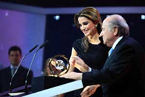 الملكة تتسلم جائزة الفيفا الرئاسية لعام 2009 الملكة تتسلم جائزة الفيفا الرئاسية لعام 2009