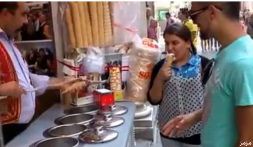 بائع آيس كريم تركي يسحر زبائنه بخفة يد مذهلة