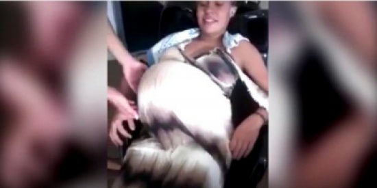 فيديو: جنين يتحرك داخل بطن أمه بطريقة مذهلة فيديو: جنين يتحرك داخل بطن أمه بطريقة مذهلة