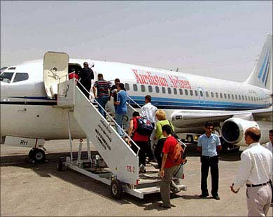 ذعر في مطارات أوروبا بعد حادث الطائرة الأمريكية