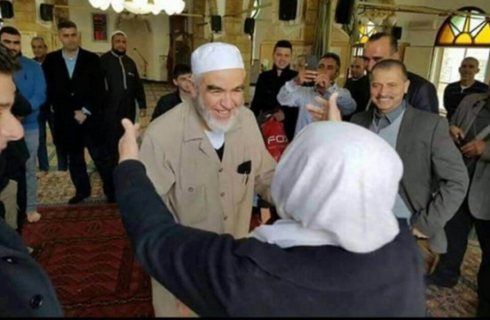 لحظة لقاء الشيخ رائد صلاح بوالدته بعد الإفراج عنه (شاهد) لحظة لقاء الشيخ رائد صلاح بوالدته بعد الإفراج عنه (شاهد)