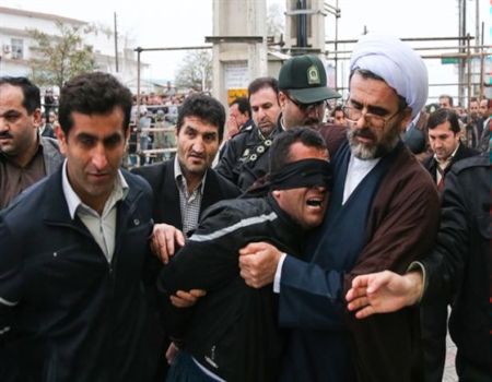 بالصورة.. اقتلاع عين رجل في إيران رمى «ماء نار» على وجه فتاة