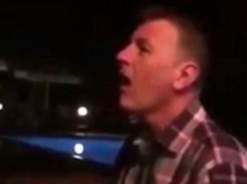 بالفيديو.. رجل بريطاني يعزف الألحان بفمه دون آلة موسيقية