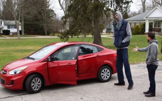 بالفيديو ... كيف يركب لاعب كرة سلة طوله 2.31 متر سيارته؟