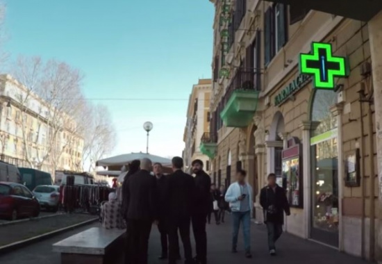 شاهد: كيف أقنع شاب يعاني من متلازمة داون صديقته بالعيش معه؟