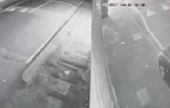 شاهد: مجهولين يتعمدون بإشعال النار في مساجد ببريطانيا ردًا على هجوم مانشستر