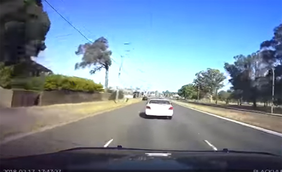 شاهد.. ثمل يقود سيارته بسرعة فائقة ويصطدم بمبنى سكنى في استراليا