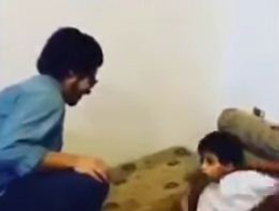 شاهد: رد فعل طفل تفاجأ بعودة أخيه المبتعث من بعثته!