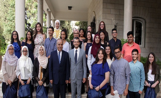 وزير التربية والسفير الفرنسي يكرمان الطلبة المتفوقين باللغة الفرنسية وزير التربية والسفير الفرنسي يكرمان الطلبة المتفوقين باللغة الفرنسية