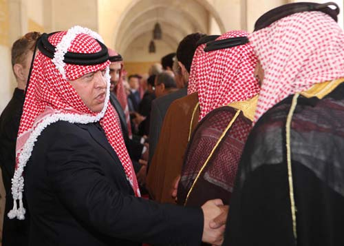 الملك والملكة يستقبلان جثمان الشهيد النقيب الشريف علي بن زيد ال عون