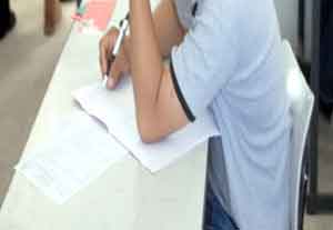 ضبط شخص يؤدي امتحان التوجيهي بديلا عن طالب 