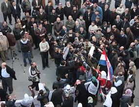 السلطات الامنية تفرج عن النقابيبن اللذين تم اعتقالهما خلال الاعتصام امام السفارة المصرية "مصور"