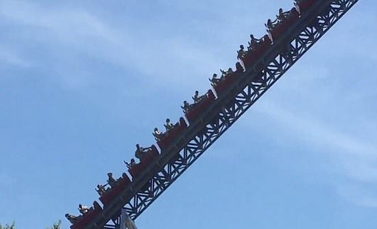 بالفيديو: عشرات الركاب يعلقون بلعبة ملاهي على ارتفاع شاهق