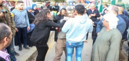 بالفيديو - مراسلة تتعرض للتحرش في جنازة زبيدة ثروت.. شاهدوا ردّ فعلها! بالفيديو - مراسلة تتعرض للتحرش في جنازة زبيدة ثروت.. شاهدوا ردّ فعلها!