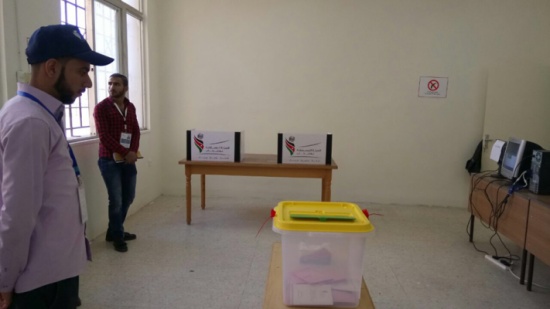 مرشح في جرش يتدخل بالناخبين داخل غرف الاقتراع