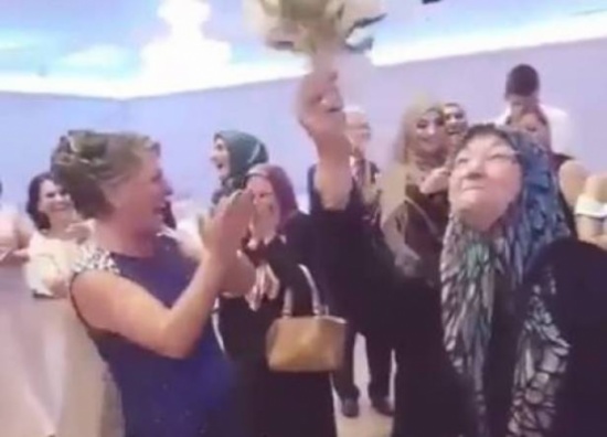 بالفيديو.. مسنّة تطيح بـ"الصبايا" لحظة إلقاء عروس باقة الزهور