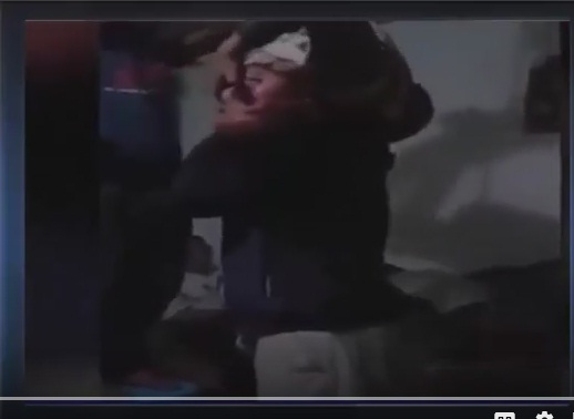 بالفيديو : لن تصدق ماذا ستشاهد ... تعذيب طفلة من قبل اعمامها