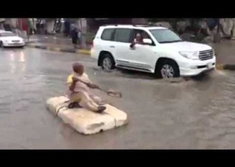 سوداني يصنع قارب ليتنقل في شوارع الرياض