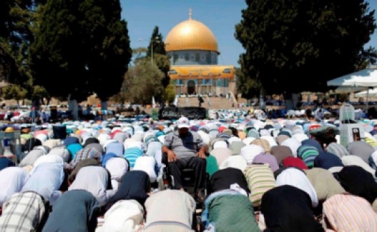 أكثر من 350 ألف يحيون " الجمعة اليتيمة "في الأقصى ( صور ) أكثر من 350 ألف يحيون " الجمعة اليتيمة "في الأقصى ( صور )