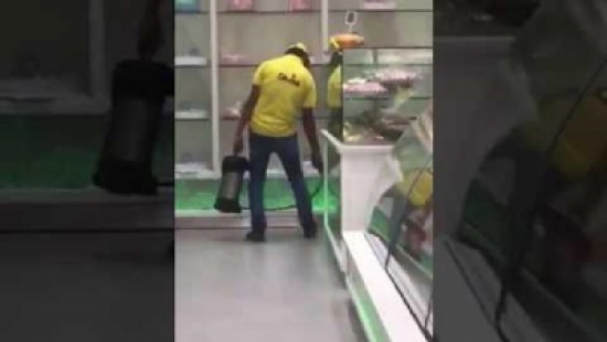 بالفيديو.. عامل يرش المبيدات بالقرب من الأغذية بمحل حلويات