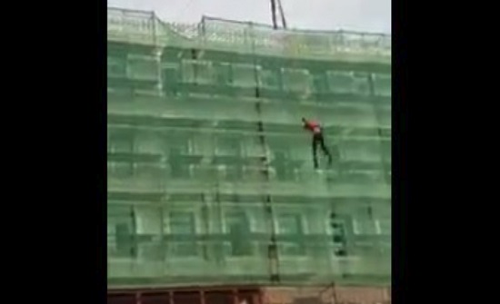 بالفيديو: سقوط عامل بناء من أعلى رافعة.. ما مصيره؟!