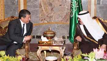 الملك وخادم الحرمين يبحثان جهود استئناف مفاوضات السلام  