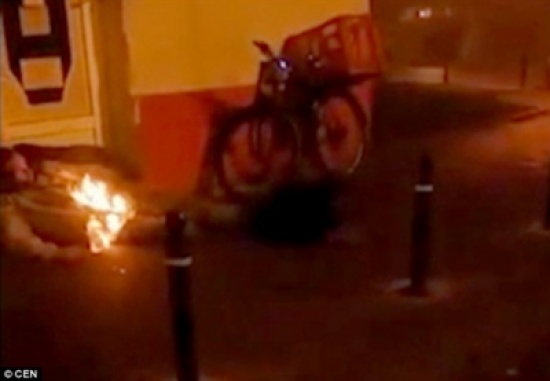 شاهد.. رجل تشتعل النيران بجسده في الشارع