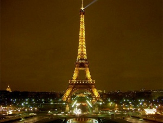 بيع جزء من برج إيفل بـ220 ألف يورو