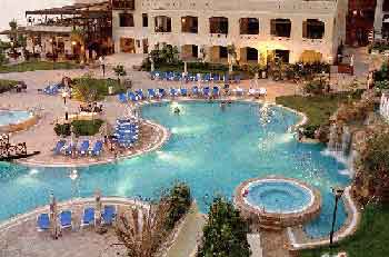 صافرة الانذار تثير هلع المتواجدين في موفينبيك البحر الميت 