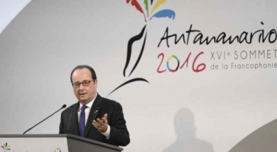 الرئيس الفرنسي يدعو الى رفع الحظر عن كوبا 'نهائيا'