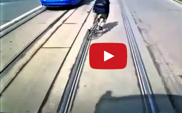 بالفيديو : لحظة نجاة دراج من موت محقق بواسطة ترام