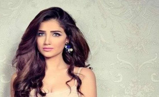 مي عمر بالاسود القصير المثير تروج لحلقتها ببرنامج تلفزيوني.. شاهد