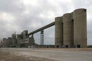   اعتصام احتجاجي لـ 250 شخص من ابناء القطرانة على مصنع الاسمنت