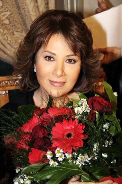 بوسي تشتري ملابس مسلسلها الجديد من باريس 