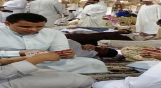 صورة معتكفون يلعبون البلوت بالحرم المدني يثير غضب المغردين على مواقع التواصل صورة معتكفون يلعبون البلوت بالحرم المدني يثير غضب المغردين على مواقع التواصل