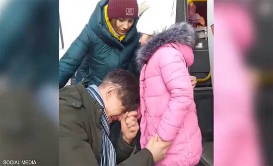 فيديو وداع مؤلم.. أوكراني يرسل طفلته لبر الأمان ويبقى للقتال فيديو وداع مؤلم.. أوكراني يرسل طفلته لبر الأمان ويبقى للقتال