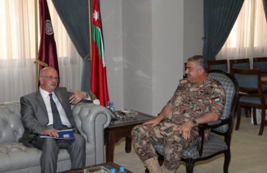 فريحات يستقبل وفداً عسكرياً يونانياً