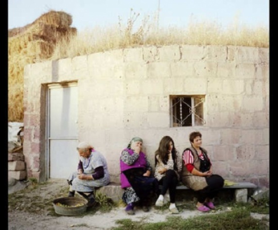 بالصور: كيف هي الحياة في قرية فقدت رجالها؟