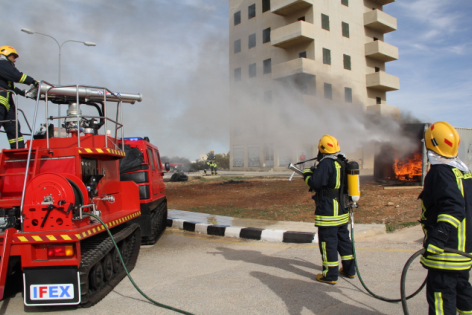 الدفاع المدني ينفذ تجربة لإحدى آليات الإطفاء الحديثة الدفاع المدني ينفذ تجربة لإحدى آليات الإطفاء الحديثة