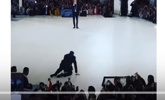 لافروف يسقط أرضا أمام الجمهور فقال هذه النكتة (فيديو) لافروف يسقط أرضا أمام الجمهور فقال هذه النكتة (فيديو)