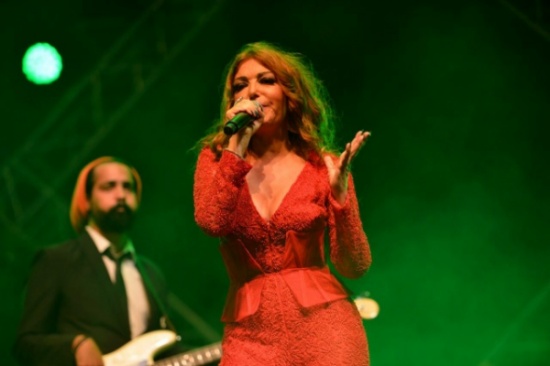 سميرة سعيد تغني ببدلة حمراء وحذاء رياضي وشيرين عبد الوهاب تحضر بشورت