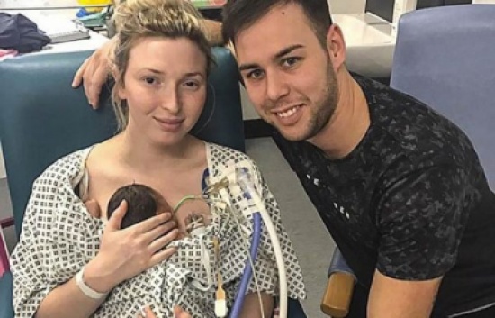 شاهد: أم ترفض التخلي عن طفلتها وتعيش معها 16 يومًا بعد وفاتها