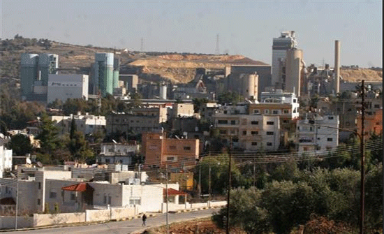 اهالي الفحيص يرفضون إقامة مشاريع عقارية على اراضي مصنع الاسمنت