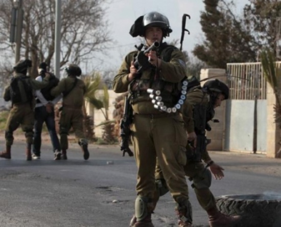 اعتقال فتاة فلسطينية بالخليل بذريعة محاولتها تنفيذ عملية طعن اعتقال فتاة فلسطينية بالخليل بذريعة محاولتها تنفيذ عملية طعن