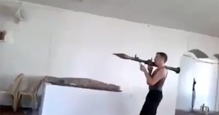 رجل يطلق صاروخ داخل منزله