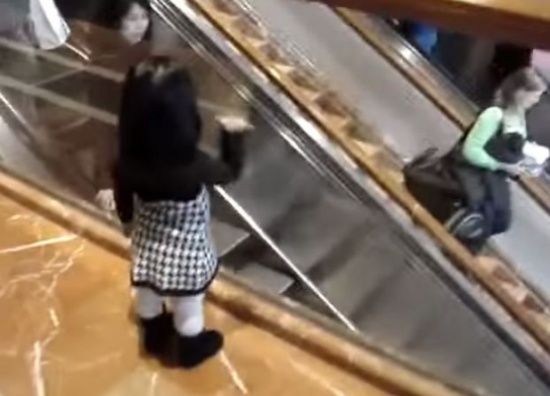 شاهد: ماذا فعلت طفلة داخل صالة المطار؟