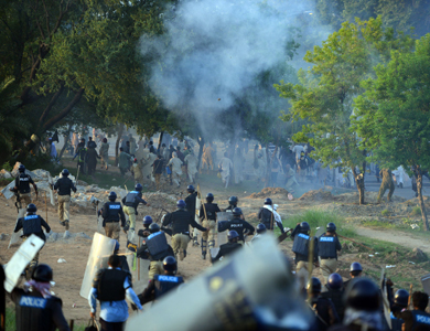 وفاة شخص واصابة 400 في المواجهات بين الشرطة والمحتجين باسلام اباد