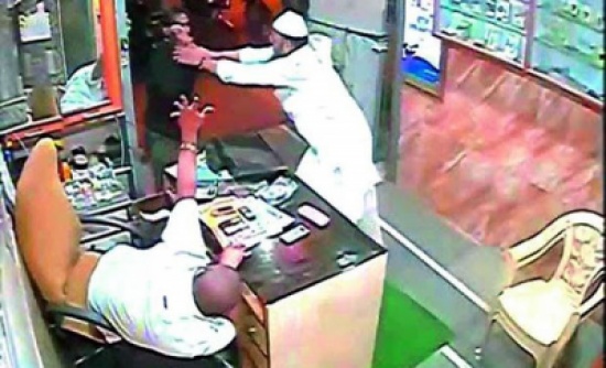 شاهد: زبون مسلم ينقذ تاجر هندي من القتل