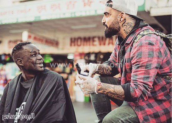 مدمن متعاف يتطوع بالحلاقة للمتشردين يوم عطلته الأسبوعية